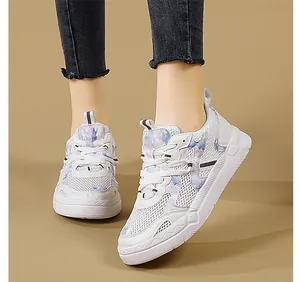 Vue détaillée de chaussures de course en mesh blanc avec accents tie-dye violet et bleu