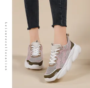 Vista en pie de zapatillas con plataforma de malla y paneles multicolor rosa y verde