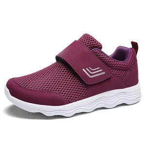Chaussures de marche femme en mesh violet avec velcro et semelle ondulée blanche