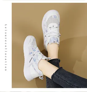 Détail de chaussures de course en maille blanche avec motifs marbrés bleu et violet