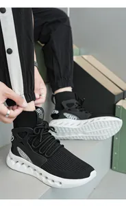 Detail von High-Top-Socken-Sneakern für Herren mit hohler Dämpfungssohle und Strickgewebe