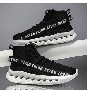 Dettaglio delle sneakers high-top flyknit con suola cava e nastro Retro Trend decorativo