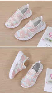 Detail von floralen Strick-Walkingschuhen für Damen mit Klettverschluss und dicker Sohle