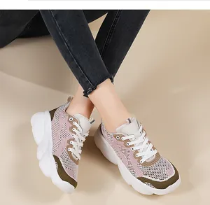 Detalle de cerca de la malla transpirable y los paneles de colores en zapatillas de mujer