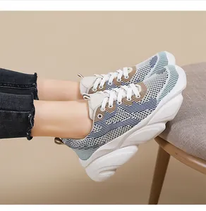 Detalle del empeine de malla transpirable y suela gruesa ondulada en estas zapatillas