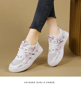 Détail de la chaussure de course en mesh blanc avec motif tie-dye et semelle épaisse