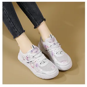 Détails de chaussures de course en mesh blanc avec motifs marbrés violets et semelles
