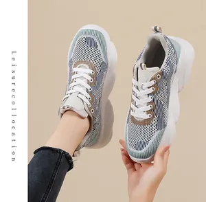 Detalle de malla transpirable y suela de plataforma en zapatillas de mujer casual
