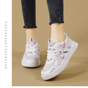 Gros plan de baskets blanches en mesh respirant avec motif marbré lavande aux pieds