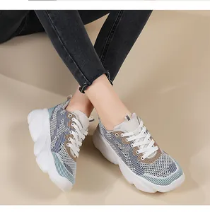 Detalle de la malla transpirable y suela gruesa blanca en zapatillas de mujer