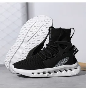 Nahaufnahme der Strick-Sneaker mit hohler dicker Sohle und Mesh-Textur