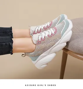 Detalle de zapatillas de malla para mujer con suela de plataforma y tonos pasteles