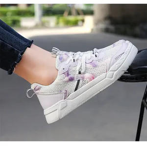 Détail de chaussures de sport en maille pour femmes avec motifs tie-dye pastel
