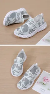 Details von atmungsaktiven Slip-on-Kinderschuhen mit Blumenmuster und Klettverschluss
