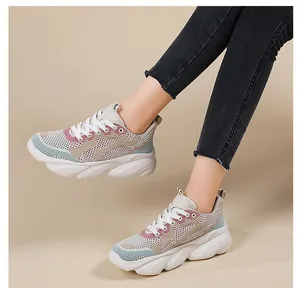 Detalle de zapatillas de suela gruesa con malla transpirable y costuras multicolores