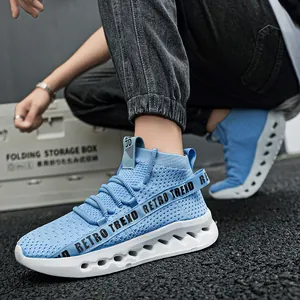 Sneaker alte in maglia azzurra con mesh traspirante e suole ammortizzate cave