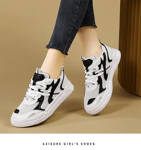 Détail du mesh blanc respirant et du cuir noir sur les baskets à semelles épaisses