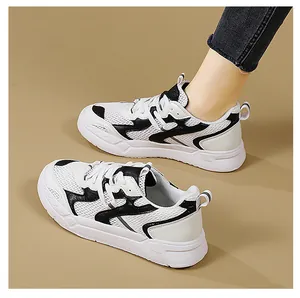 Détail de la maille blanche respirante et motifs de vagues noires sur la chaussure