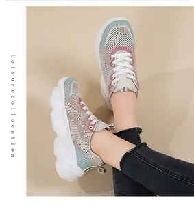 Detalle de paneles de malla de punto transpirable y suelas blancas gruesas de sneakers