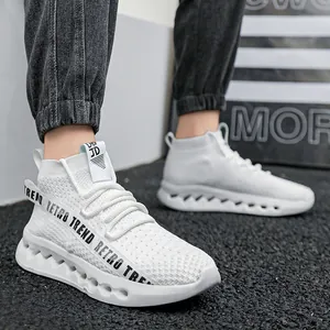 Scarpe da corsa alte in mesh bianco con tomaia traspirante e suola a lama vuota