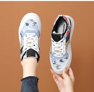 Dettaglio di sneaker fashion con zeppa, motivi colorati e suola spessa bianca