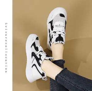 Vue détaillée des baskets en mesh respirant à semelle épaisse portées par un mannequin