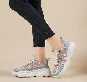 Detalle de zapatillas con plataforma, parte superior de malla y diseño multicolor