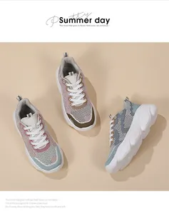 Detalle de costuras de malla transpirable y suela gruesa en zapatillas de mujer