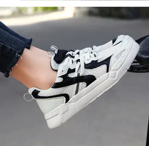 Gros plan de chaussures de running en mesh respirant avec semelles épaisses et empiècements