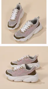 Detalle de zapatillas de malla con suela gruesa y diseño de patchwork rosa y verde oliva