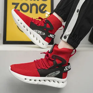 Sneakers a calzino rosse alte da uomo con spesse suole bianche a dente di sega