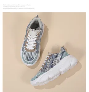 Vista superior de zapatillas de malla con patchwork multicolor y plantilla de talla 37