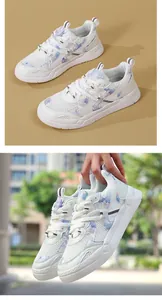 Détail de chaussures de running en mesh blanc avec motifs tie-dye et semelles épaisses