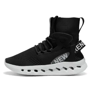 Sneakers alte in maglia da uomo con suole spesse bianche cave e mesh traspirante per sport
