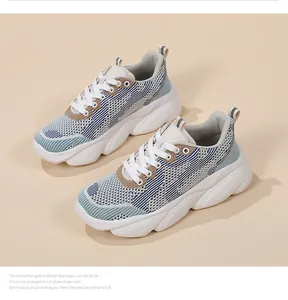 Detalle de la parte superior de malla transpirable y suela gruesa en zapatillas casual