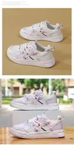 Détail de chaussures de course en mesh blanc avec motifs tie-dye violets et semelles