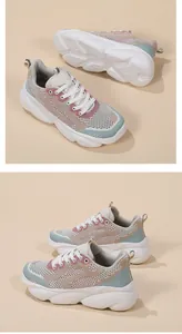 Detalle de patchwork de malla rosa y azul en zapatillas de plataforma con textura transpirable
