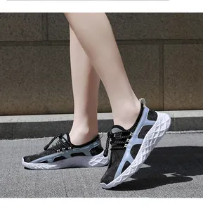 Détail de chaussures de marche légères en mesh noir avec accent bleu et semelle en gomme