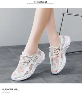 Détail de baskets en mesh multicolore pour femmes avec semelles blanches antidérapantes