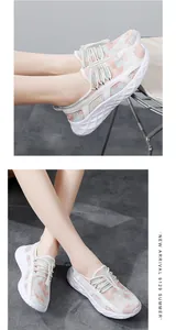 Détail de chaussure en mesh multicolore avec tricot respirant et semelle épaisse