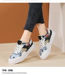 Vista dettagliata di sneaker platform alla moda con motivi artistici su pelle bianca
