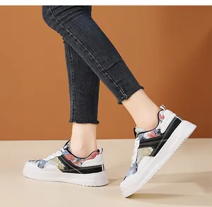 Dettaglio di sneaker con zeppa, motivi colorati stile pittura a olio e suola spessa bianca