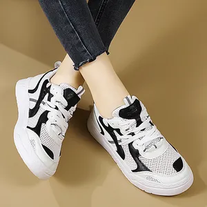 Chaussures de running en mesh pour femmes avec semelles compensées et détails noirs