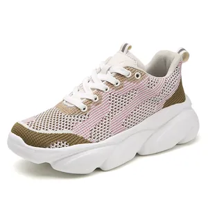 Zapatillas de malla rosa para mujer, transpirables con suela gruesa, vista en ángulo de 45 grados