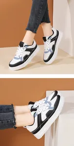 Dettagli di sneakers con zeppa alta, patchwork di pelle e fori laterali traspiranti