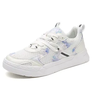 Chaussures de running blanches en mesh pour femmes avec des détails tie-dye violets