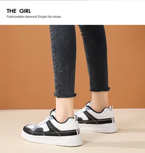 Dettaglio di sneaker platform alla moda con contrasto bianco e nero e suola spessa in gomma