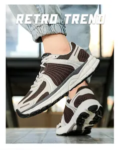 Foto dinamica di sneakers retrò con mesh marrone e spesse suole in gomma bianca