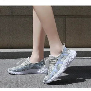 Vue latérale des chaussures de marche en mesh gris avec semelles blanches antidérapantes