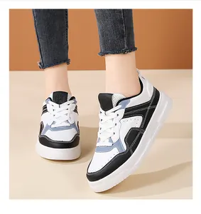 Dettaglio di sneaker in pelle multicolore con suola spessa e linguetta in mesh traspirante